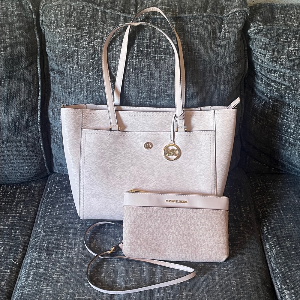 100% Authentic Michael Kors Pink Blush Leather Tote and Wristlet Set